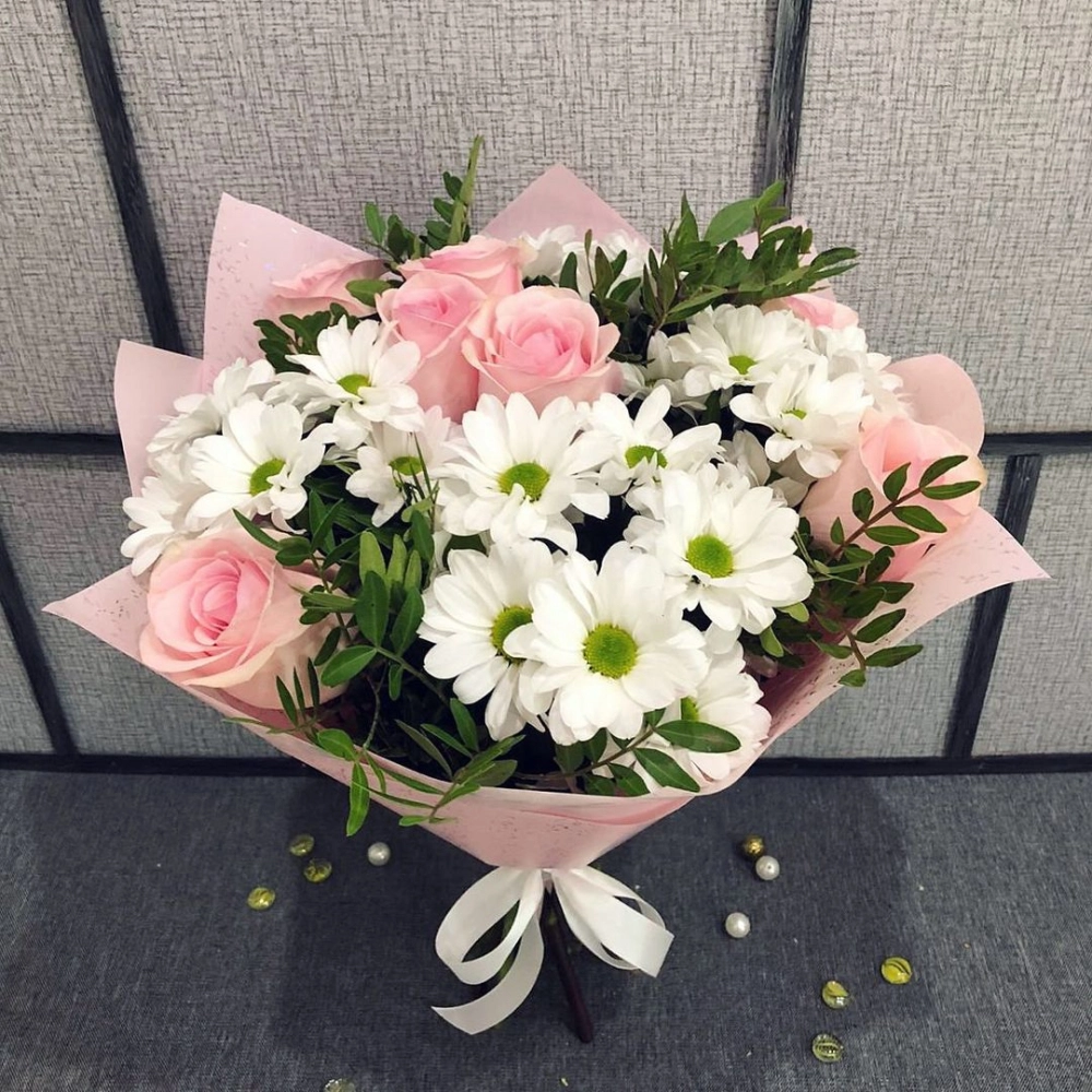 Букет из розовых роз и белых хризантем – элегантность в каждой детали Арзамас Нижегородская область