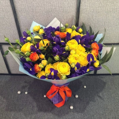 Роскошный букет из синих ирисов и кустовых роз с зеленью – гармония контрастов Арзамас Нижегородская область