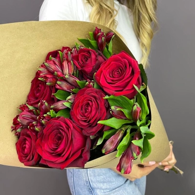 Букет «Страсть» – гармония красных роз и нежных альстромерий Арзамас Нижегородская область