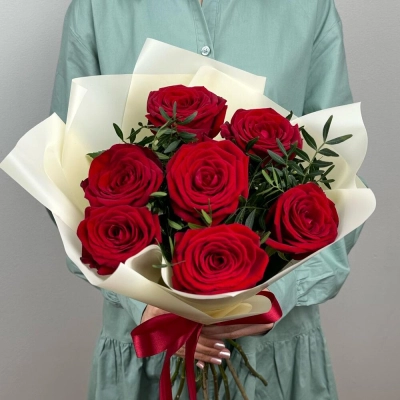 Букет «Гранатовый» из красных роз в роскошной упаковке Арзамас Нижегородская область