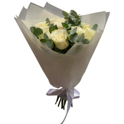 Элегантный букет из 9 белых роз с эвкалиптом – воплощение совершенства Арзамас Нижегородская область