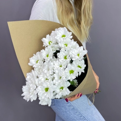 Букет из 5 белых хризантем в крафте – лаконичная элегантность Арзамас Нижегородская область