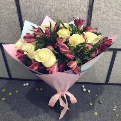 Нежный букет из белых роз и розовых альстромерий – гармония чистоты и нежности Арзамас Нижегородская область