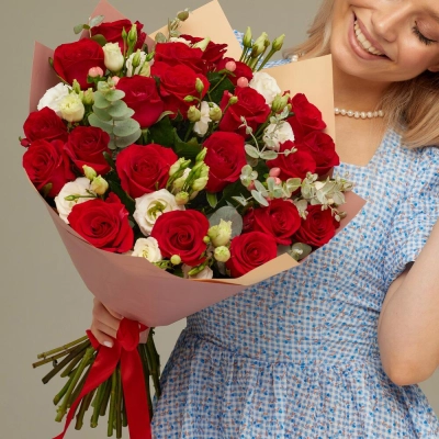 Роскошный букет для любимой женщины – 21 эквадорская роза и эустома Арзамас Нижегородская область