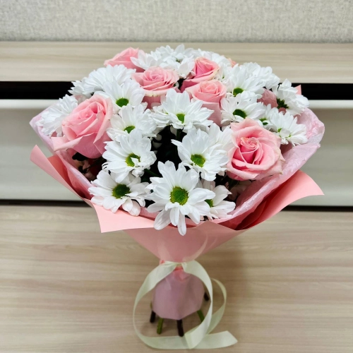 Букет «Ягодное Рафаэлло» – нежность розовых роз и белых хризантем Арзамас Нижегородская область