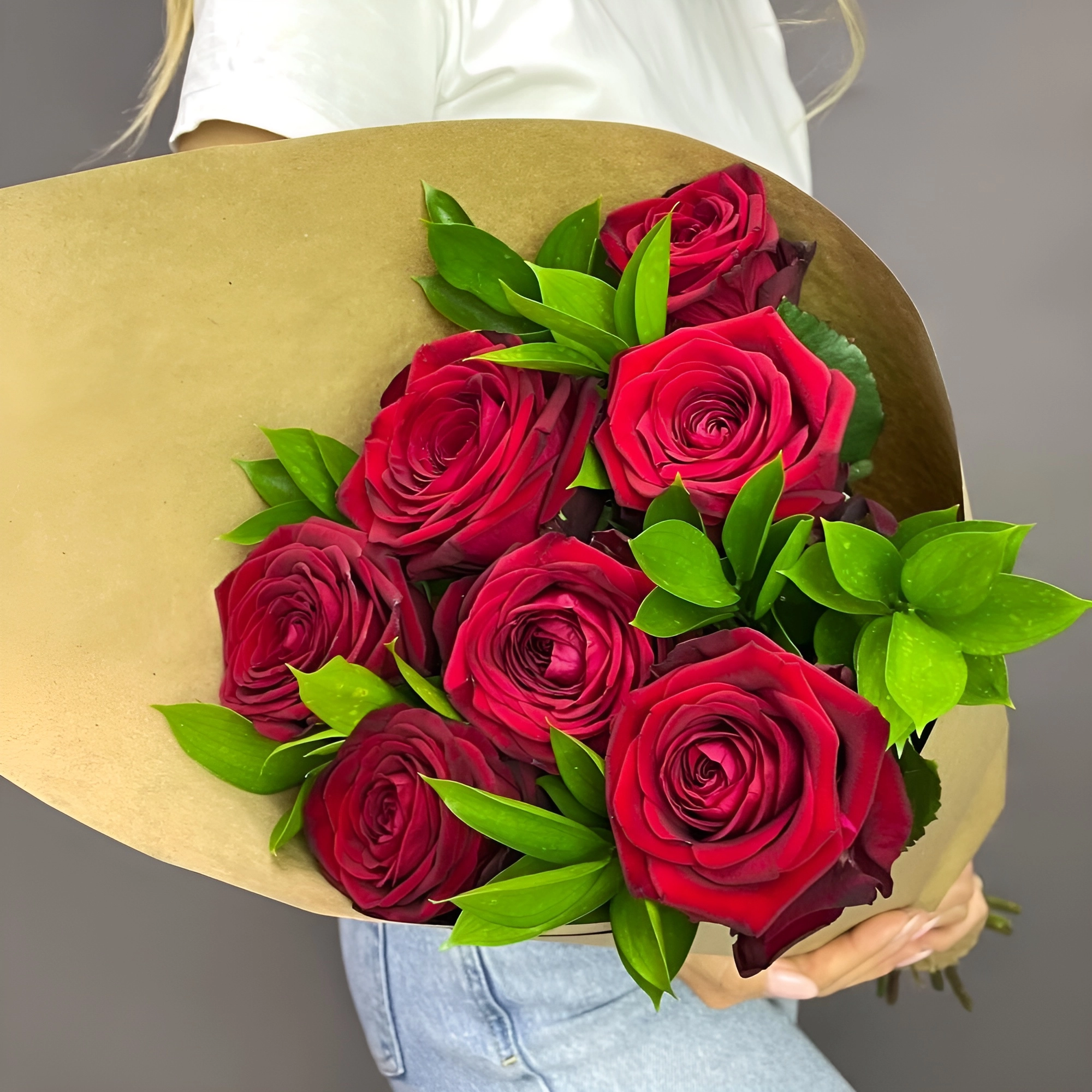 Букет из красных роз с рускусом в крафтовой упаковке – классика с изюминкой Арзамас Нижегородская область