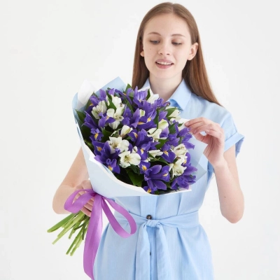 Букет «Вечернее дыхание»  – загадочная гармония синих ирисов и белых альстромерий Арзамас Нижегородская область