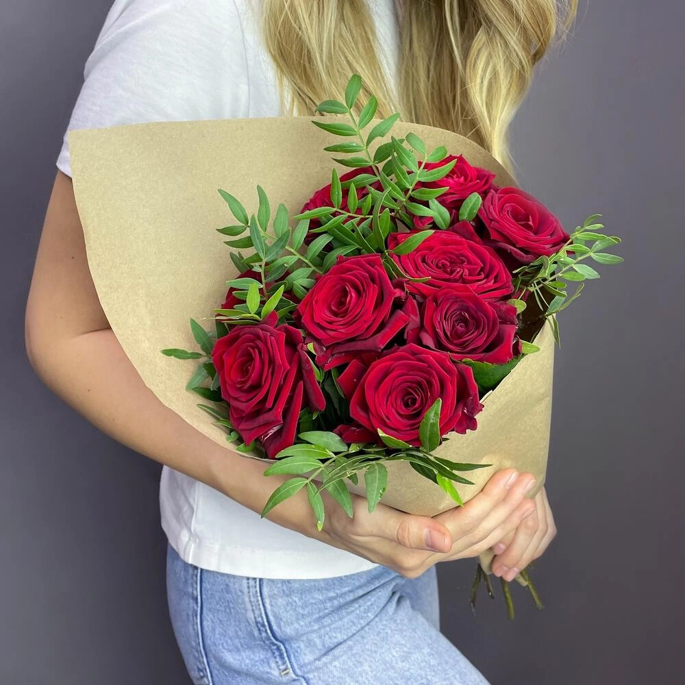 Букет из 9 красных роз с фисташкой – гармония страсти и свежести Арзамас Нижегородская область