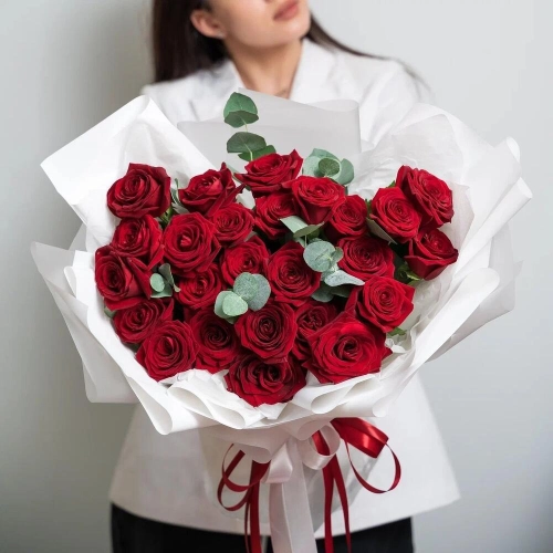 Роскошный букет из 25 красных роз с эвкалиптом – королевский подарок  Арзамас Нижегородская область