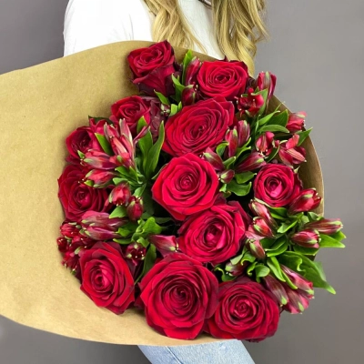 Букет «Стрелиция» – гармония из красных роз и белых альстромерий  Арзамас Нижегородская область