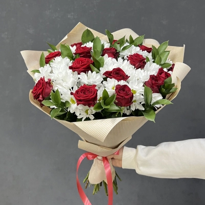 Букет «Романтика» — гармония красных роз и белоснежных хризантем Арзамас Нижегородская область
