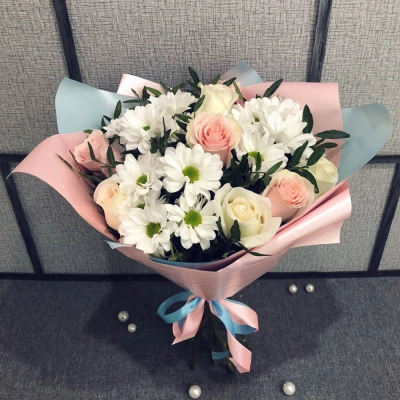 Букет из свежих роз и белых хризантем – гармония нежности и чистоты Арзамас Нижегородская область