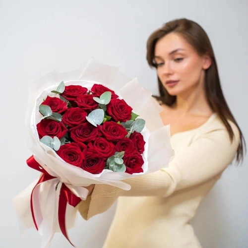 Элегантный букет из 15 красных роз с эвкалиптом – символ страсти и нежности Арзамас Нижегородская область