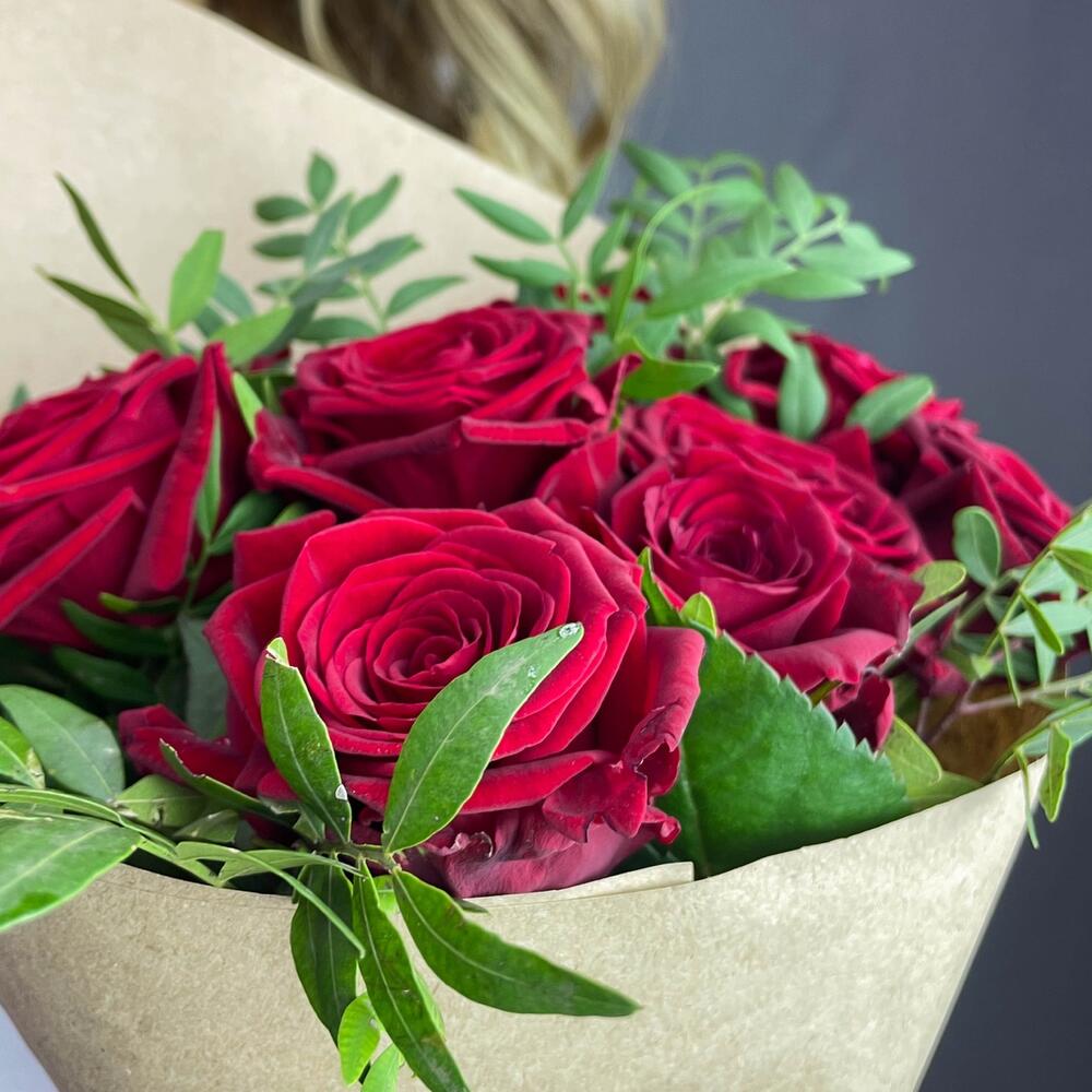 Букет из 9 красных роз с фисташкой – гармония страсти и свежести Арзамас Нижегородская область