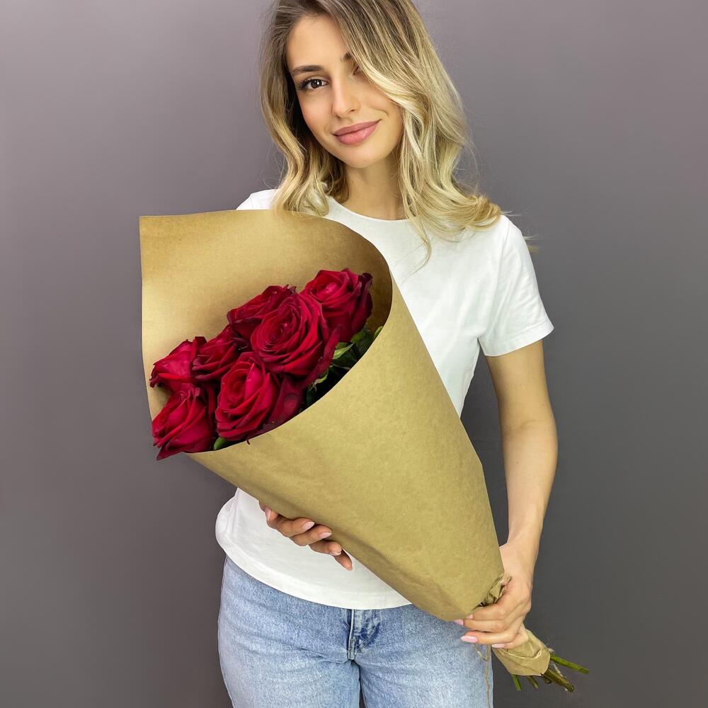 Букет из 7 красных роз в крафте – страсть в стильной упаковке Арзамас Нижегородская область