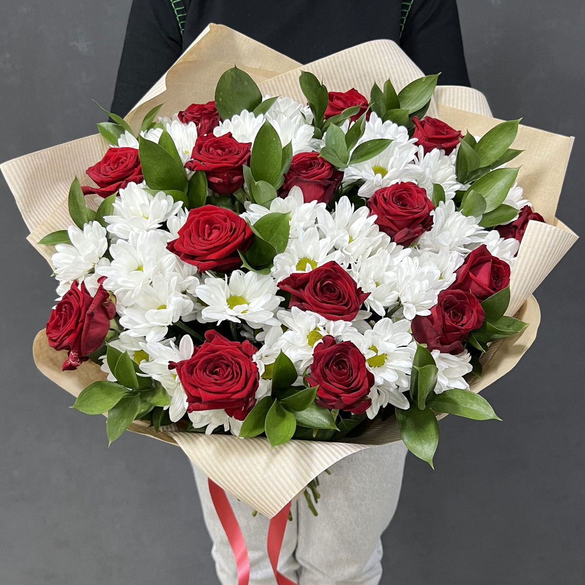Букет «Романтика» — гармония красных роз и белоснежных хризантем Арзамас Нижегородская область