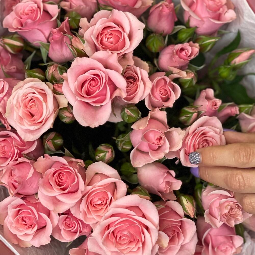 Букет из 9 розовых кустовых роз – нежность в каждом лепестке Арзамас Нижегородская область