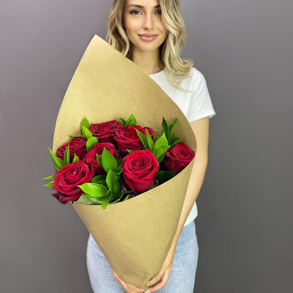 Букет из красных роз с рускусом в крафтовой упаковке – классика с изюминкой Арзамас Нижегородская область