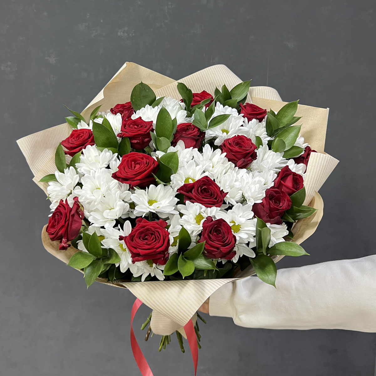 Букет «Романтика» — гармония красных роз и белоснежных хризантем Арзамас Нижегородская область