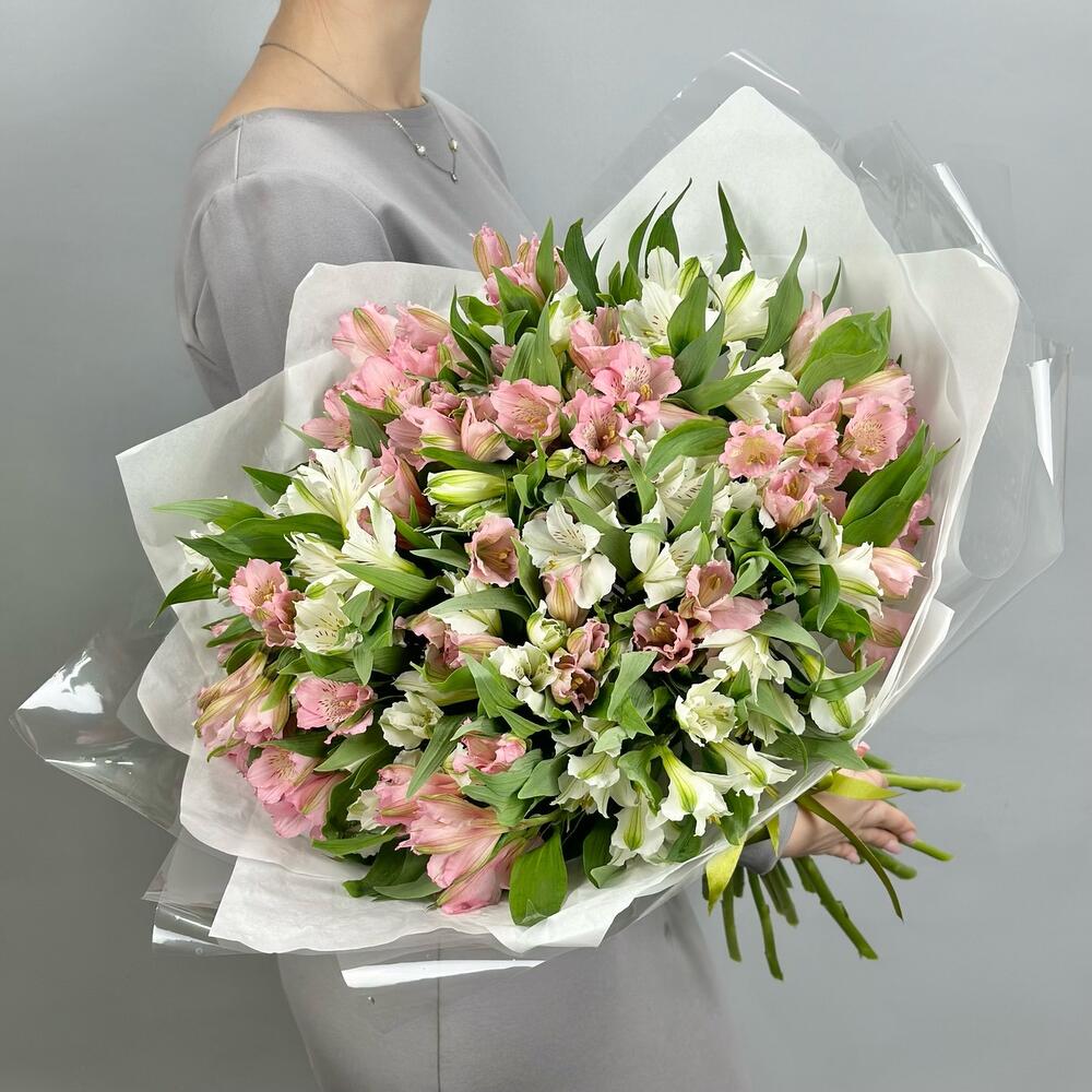 Букет «Гармония» – нежное сочетание белых и розовых альстромерий Арзамас Нижегородская область