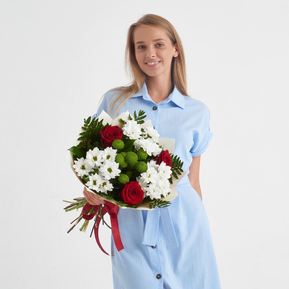 Букет «Настроение» – гармония красных эквадорских роз и нежных хризантем Арзамас Нижегородская область