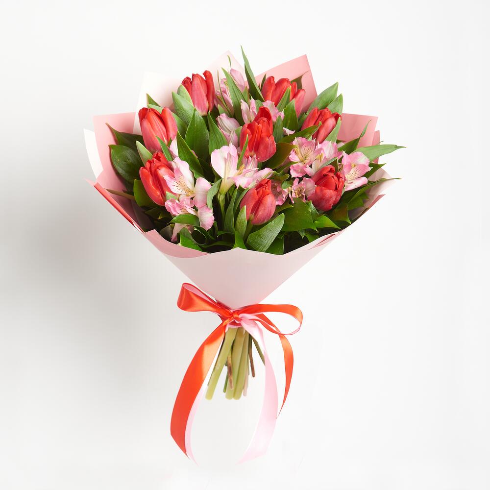 Букет «Первый поцелуй» красных тюльпанов и розовых альстромерий Арзамас Нижегородская область