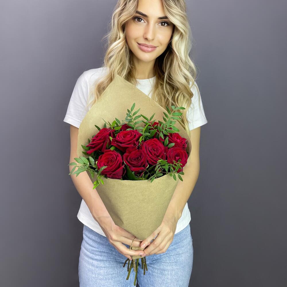 Букет из 9 красных роз с фисташкой – гармония страсти и свежести Арзамас Нижегородская область