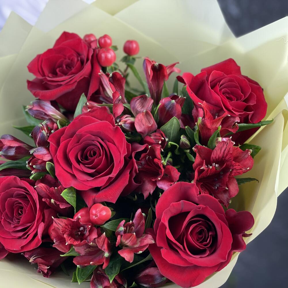 Букет «Бордо» – сочетание красных эквадорских роз и благородных альстромерий Арзамас Нижегородская область