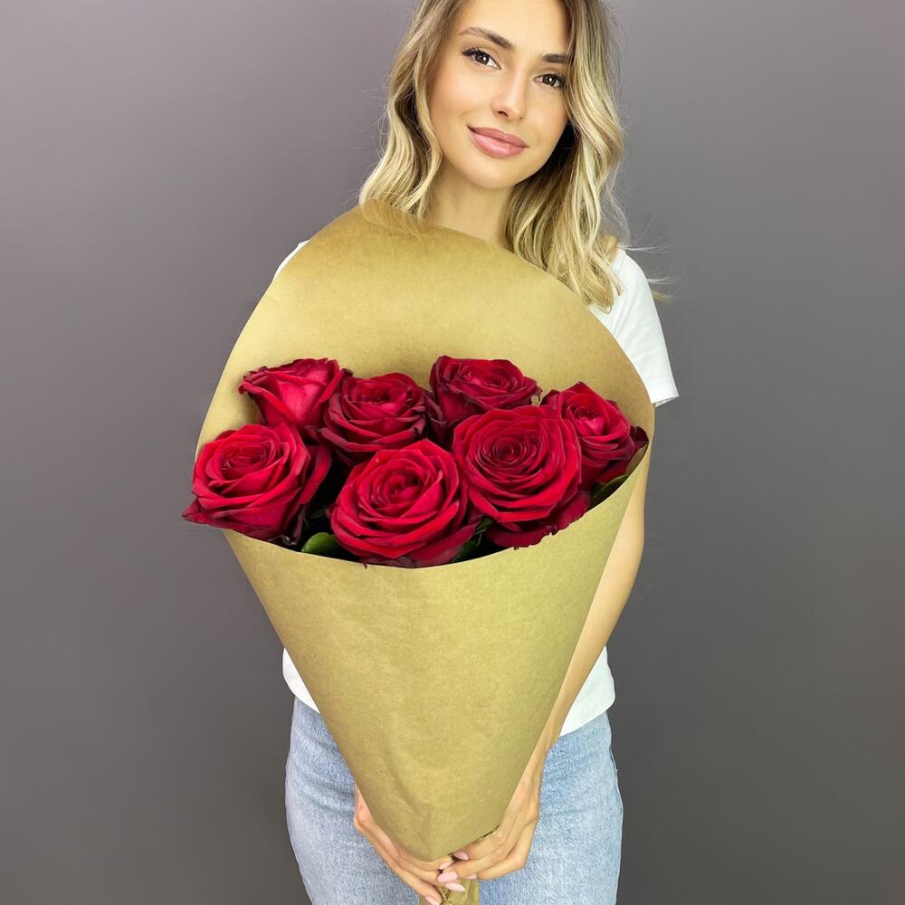 Букет из 7 красных роз в крафте – страсть в стильной упаковке Арзамас Нижегородская область