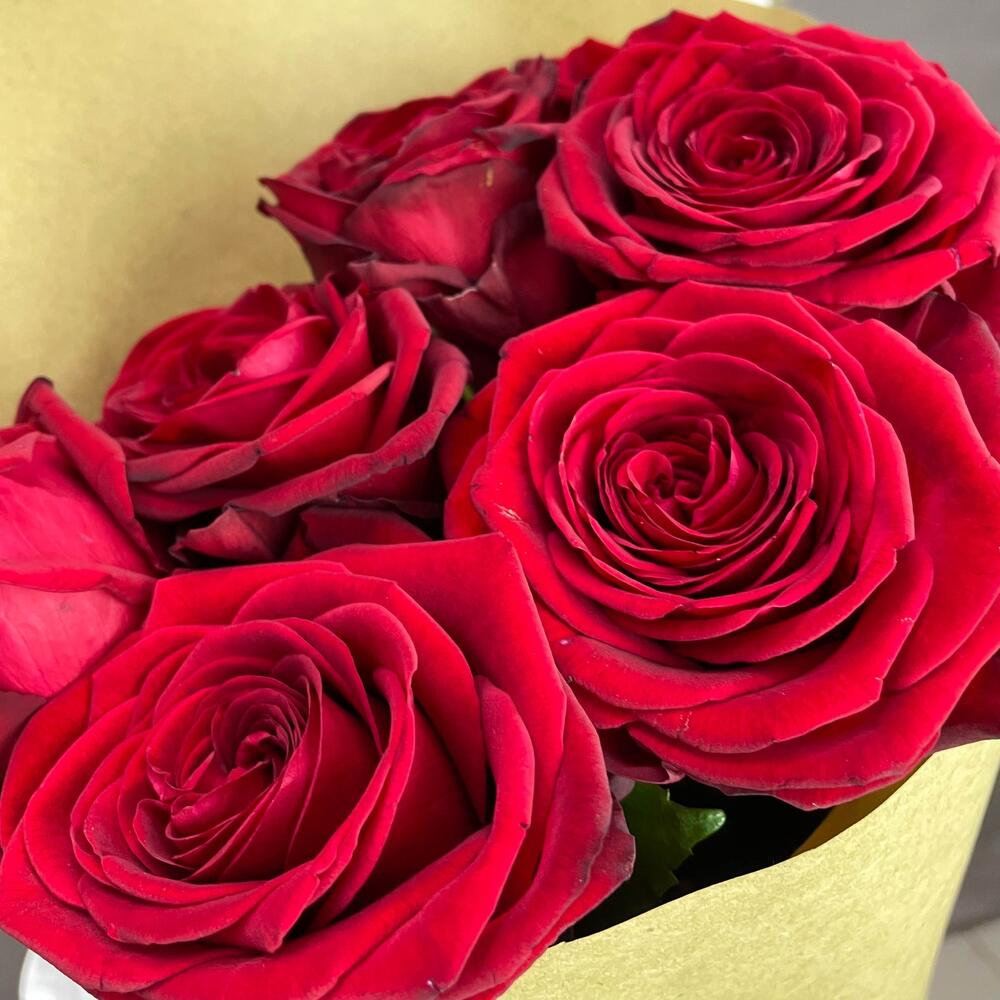 Букет из 7 красных роз в крафте – страсть в стильной упаковке Арзамас Нижегородская область