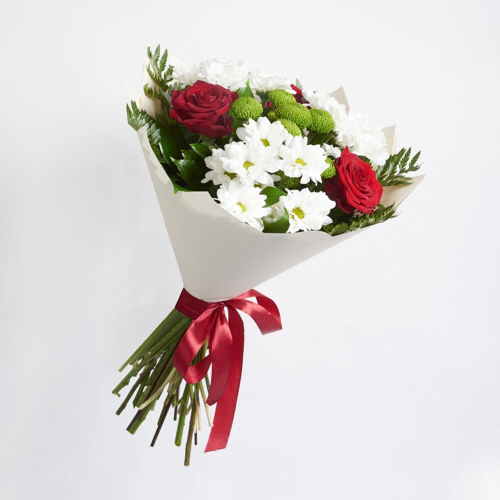 Букет «Настроение» – гармония красных эквадорских роз и нежных хризантем Арзамас Нижегородская область