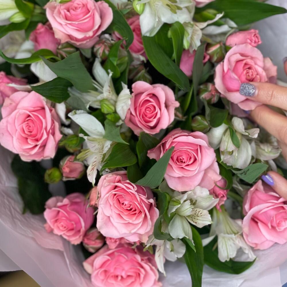 Букет «Розовый фламинго» – нежность розовых кустовых роз и белых альстромерий Арзамас Нижегородская область