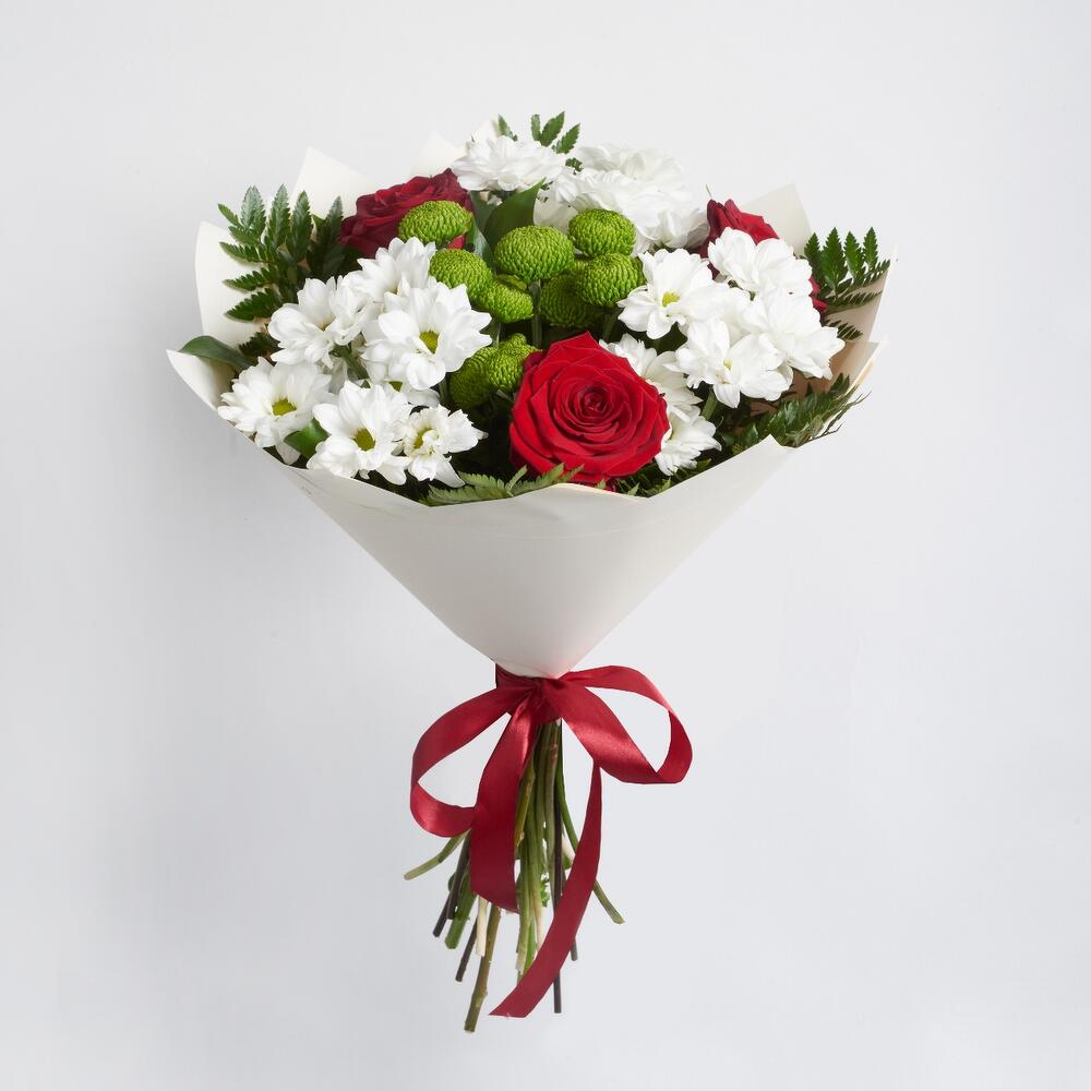 Букет «Настроение» – гармония красных эквадорских роз и нежных хризантем Арзамас Нижегородская область