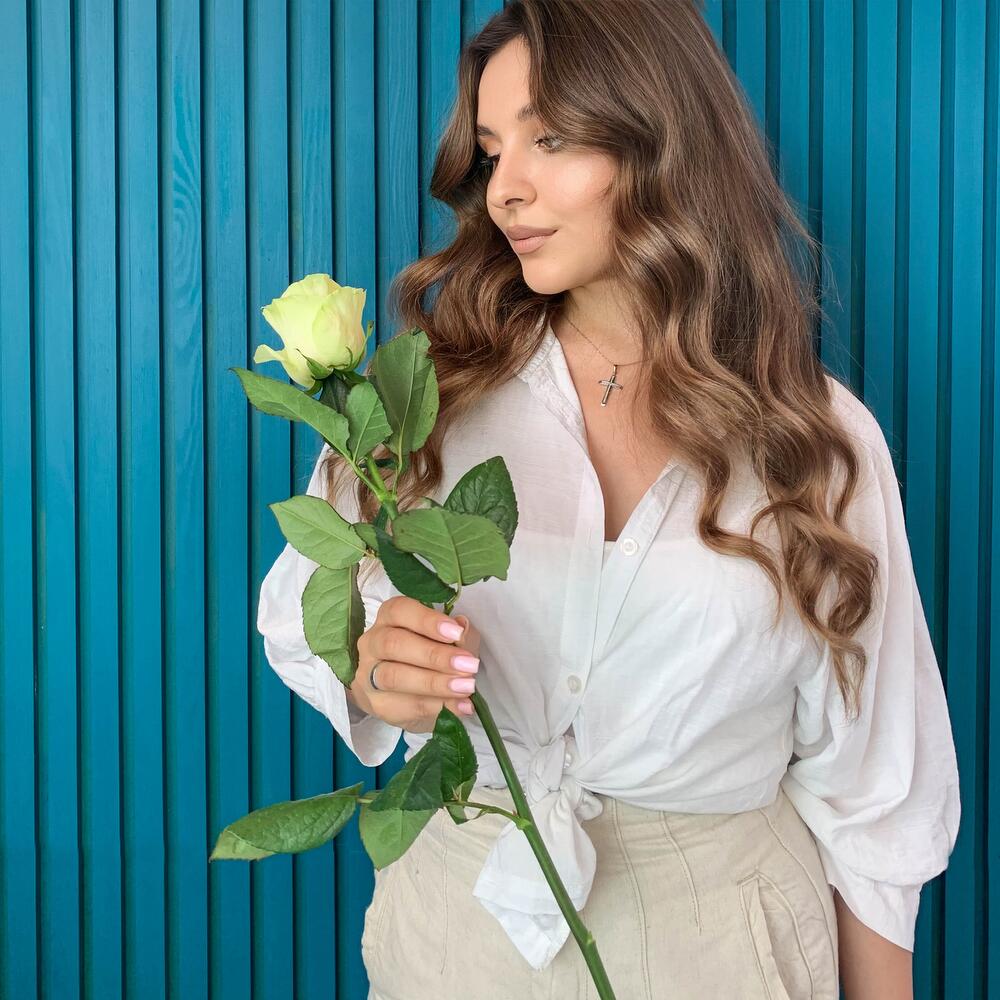 Комплимент из белой эквадорской розы – элегантность в каждом лепестке Арзамас Нижегородская область