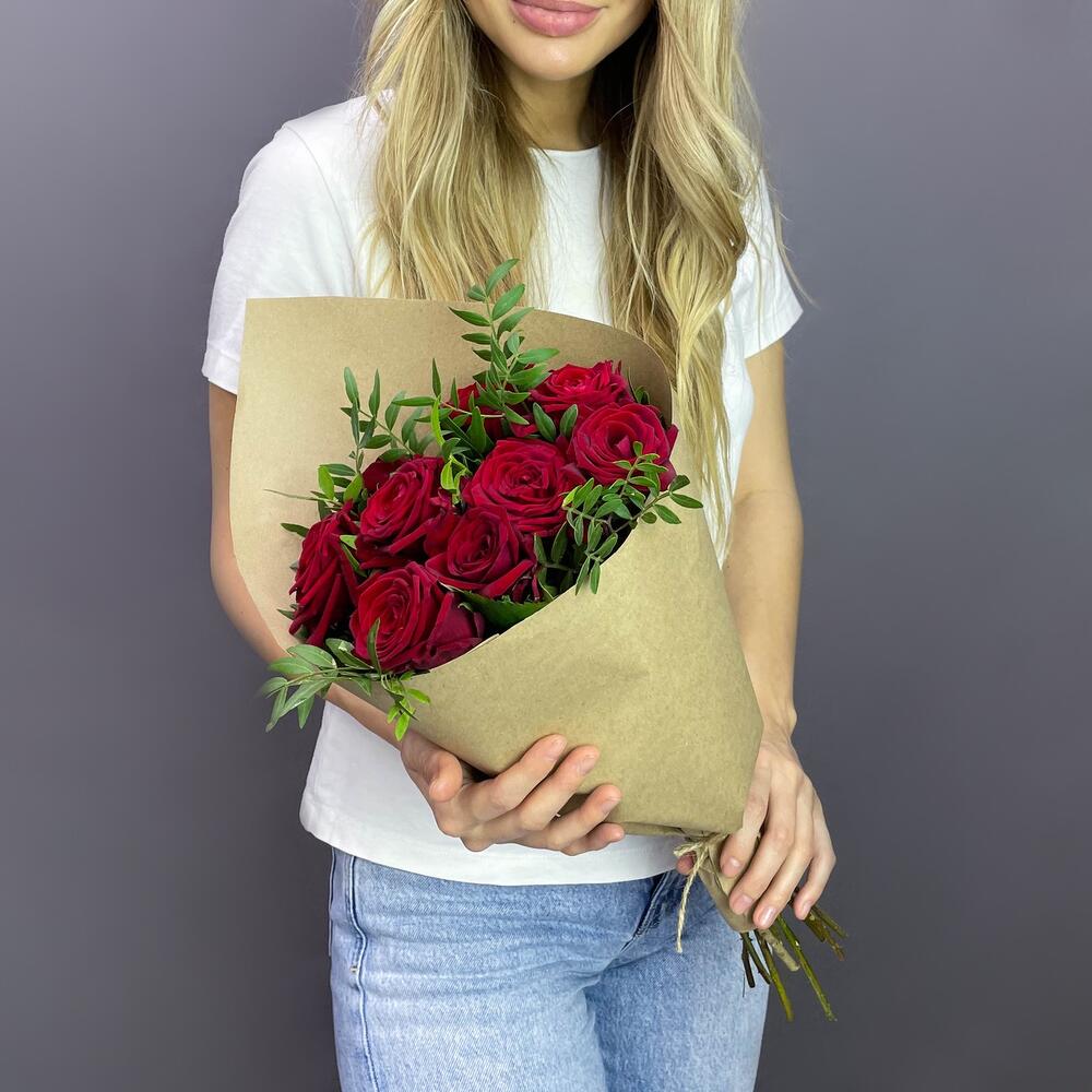 Букет из 9 красных роз с фисташкой – гармония страсти и свежести Арзамас Нижегородская область