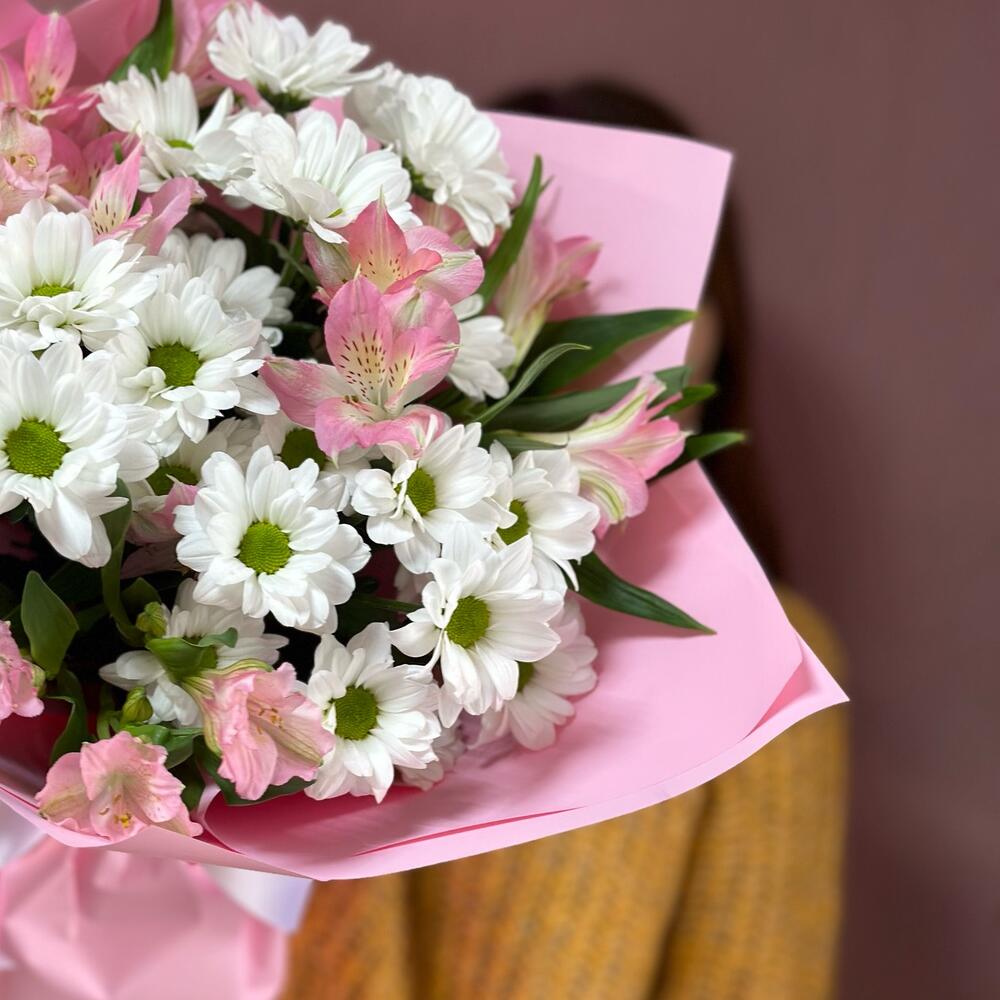 Букет «Поцелуй бабочки» нежность белых хризантем и розовых альстромерий Арзамас Нижегородская область