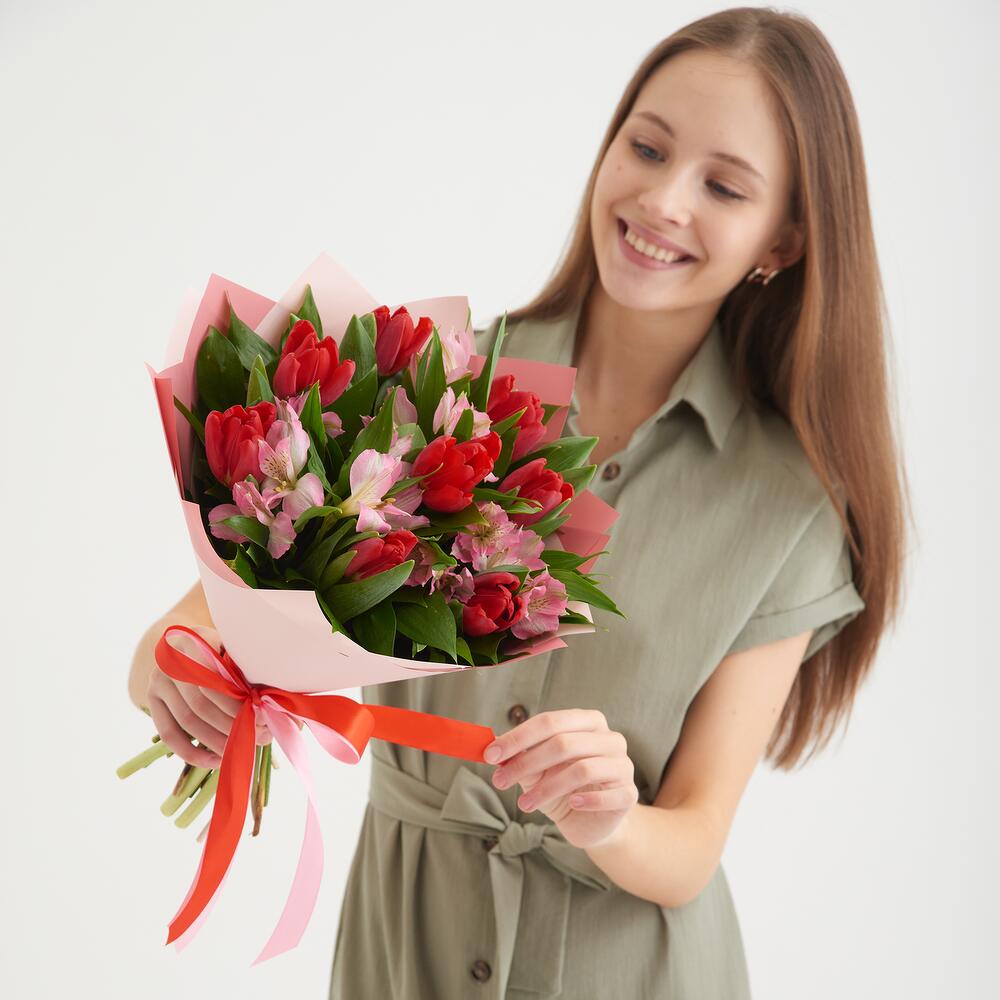 Букет «Первый поцелуй» красных тюльпанов и розовых альстромерий Арзамас Нижегородская область