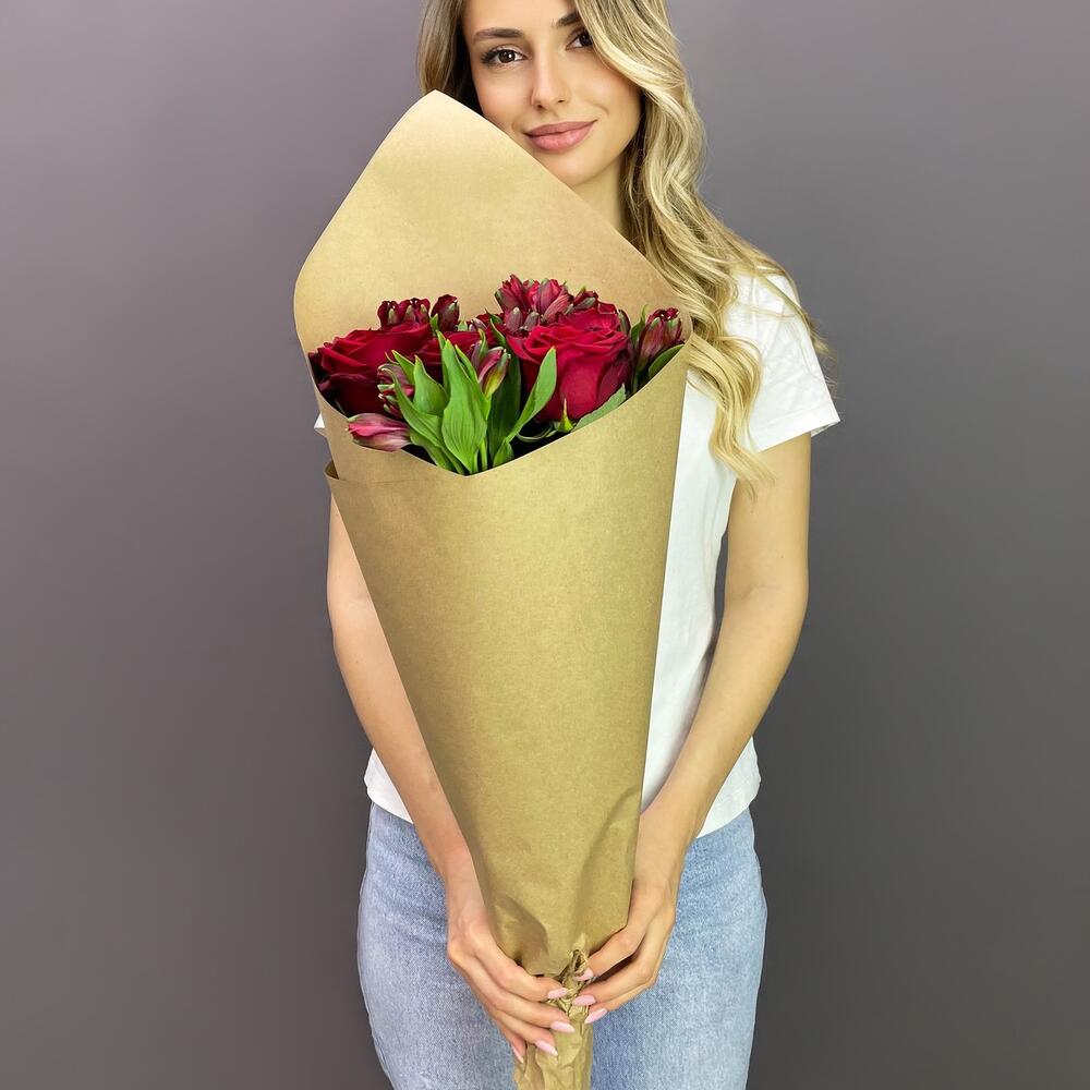 Букет «Страсть» – гармония красных роз и нежных альстромерий Арзамас Нижегородская область