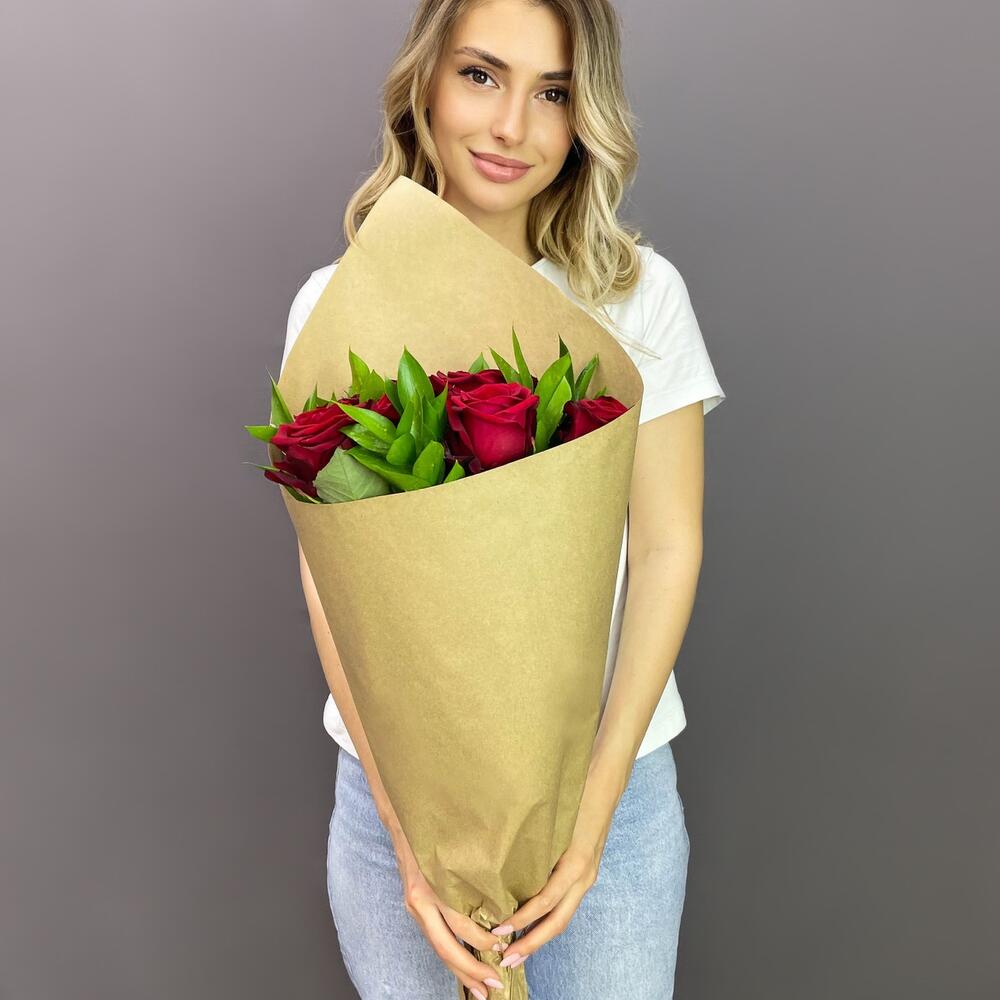 Букет из красных роз с рускусом в крафтовой упаковке – классика с изюминкой Арзамас Нижегородская область