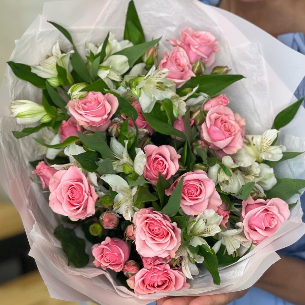 Букет «Розовый фламинго» – нежность розовых кустовых роз и белых альстромерий Арзамас Нижегородская область