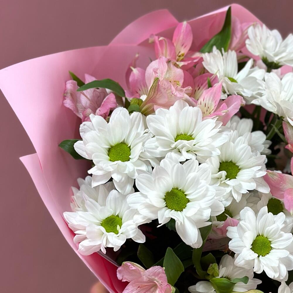 Букет «Поцелуй бабочки» нежность белых хризантем и розовых альстромерий Арзамас Нижегородская область