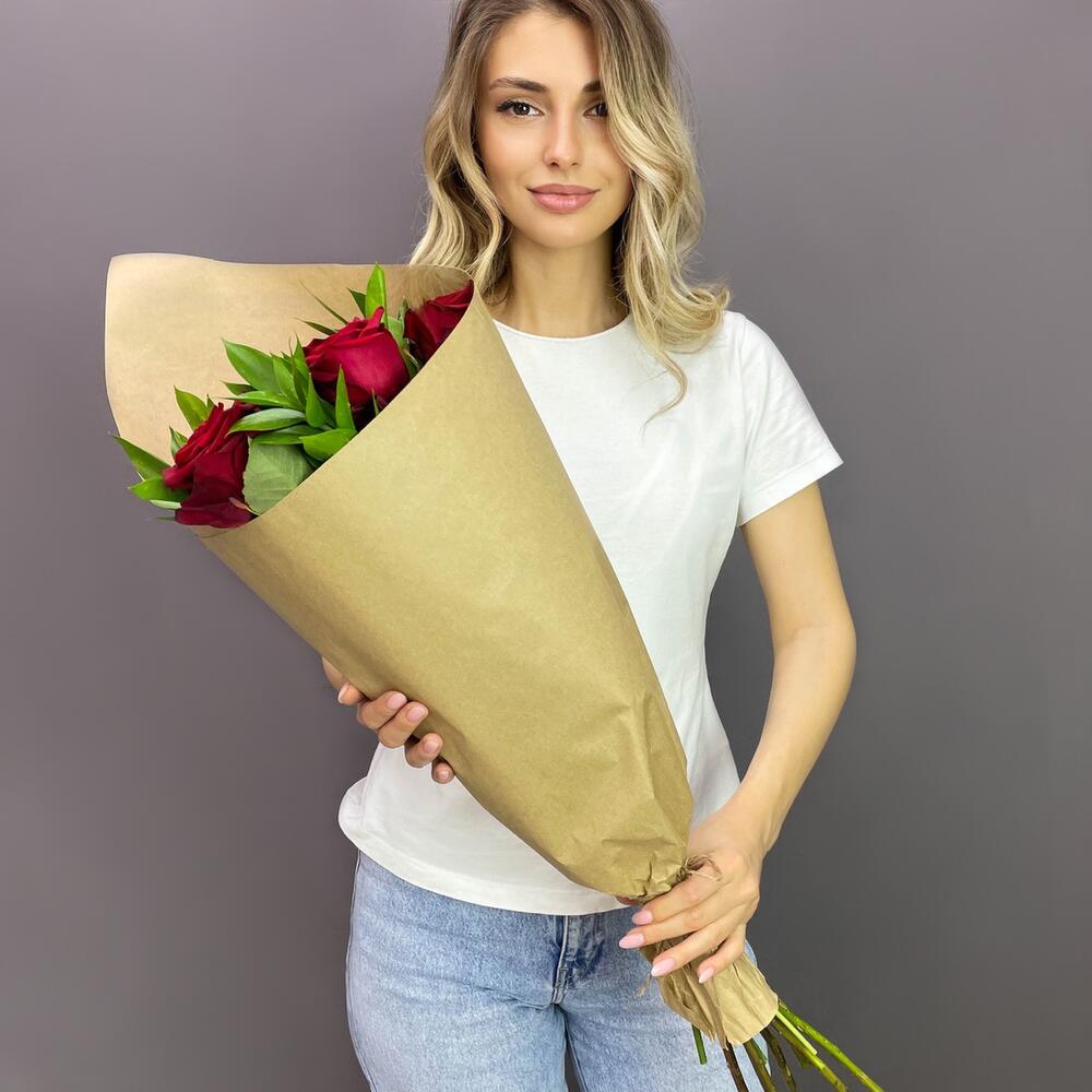 Букет из красных роз с рускусом в крафтовой упаковке – классика с изюминкой Арзамас Нижегородская область