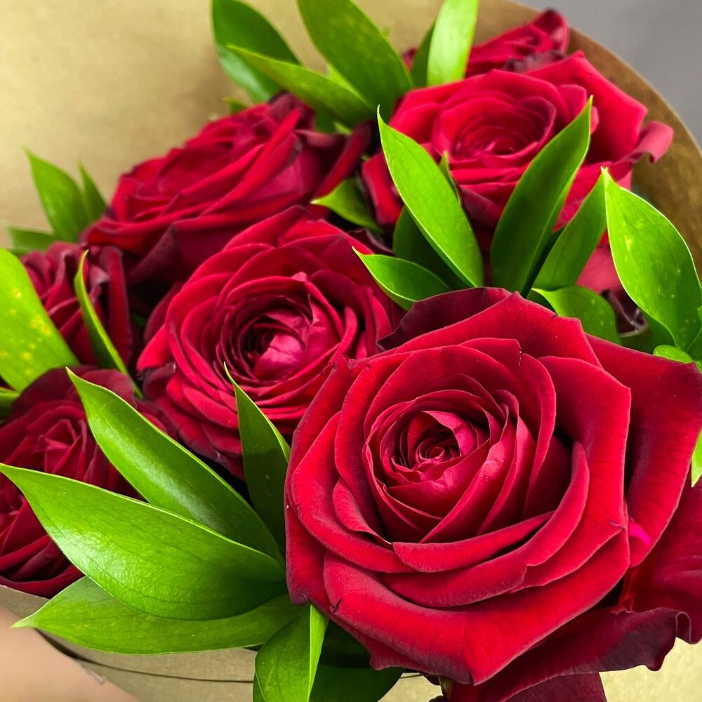 Букет из красных роз с рускусом в крафтовой упаковке – классика с изюминкой Арзамас Нижегородская область