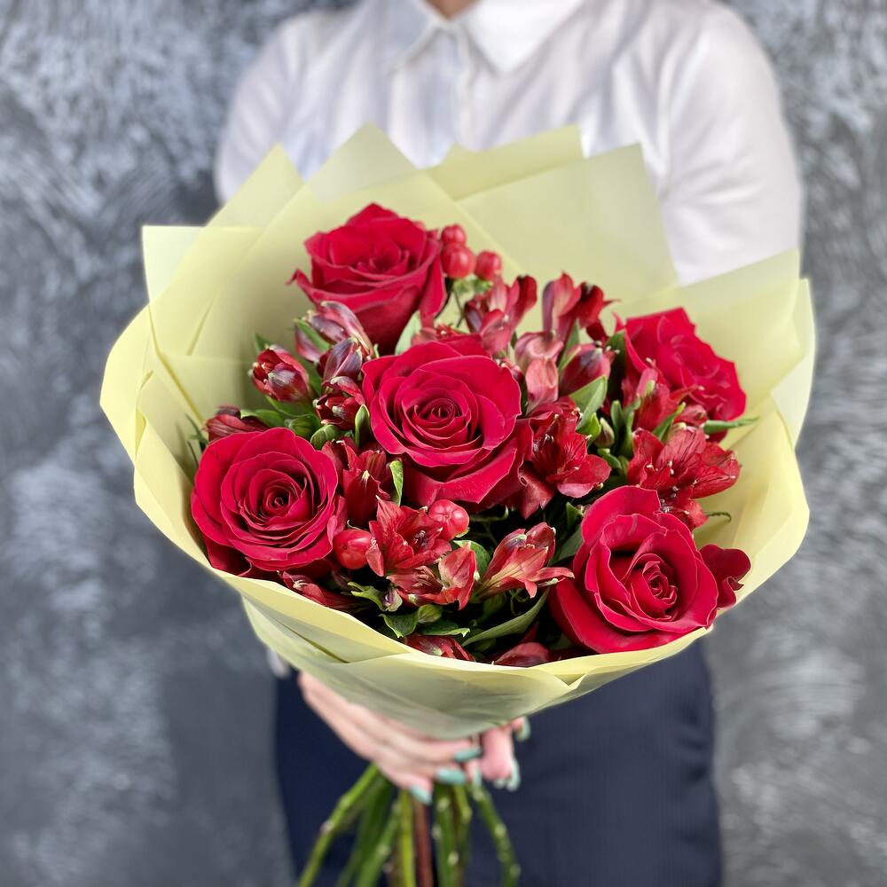 Букет «Бордо» – сочетание красных эквадорских роз и благородных альстромерий Арзамас Нижегородская область